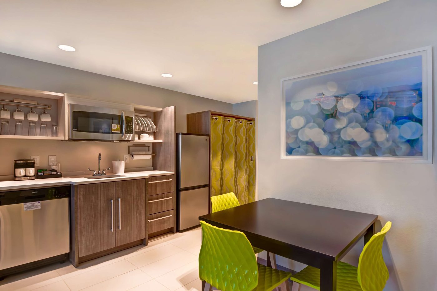 Suite with full kitchen and dining table